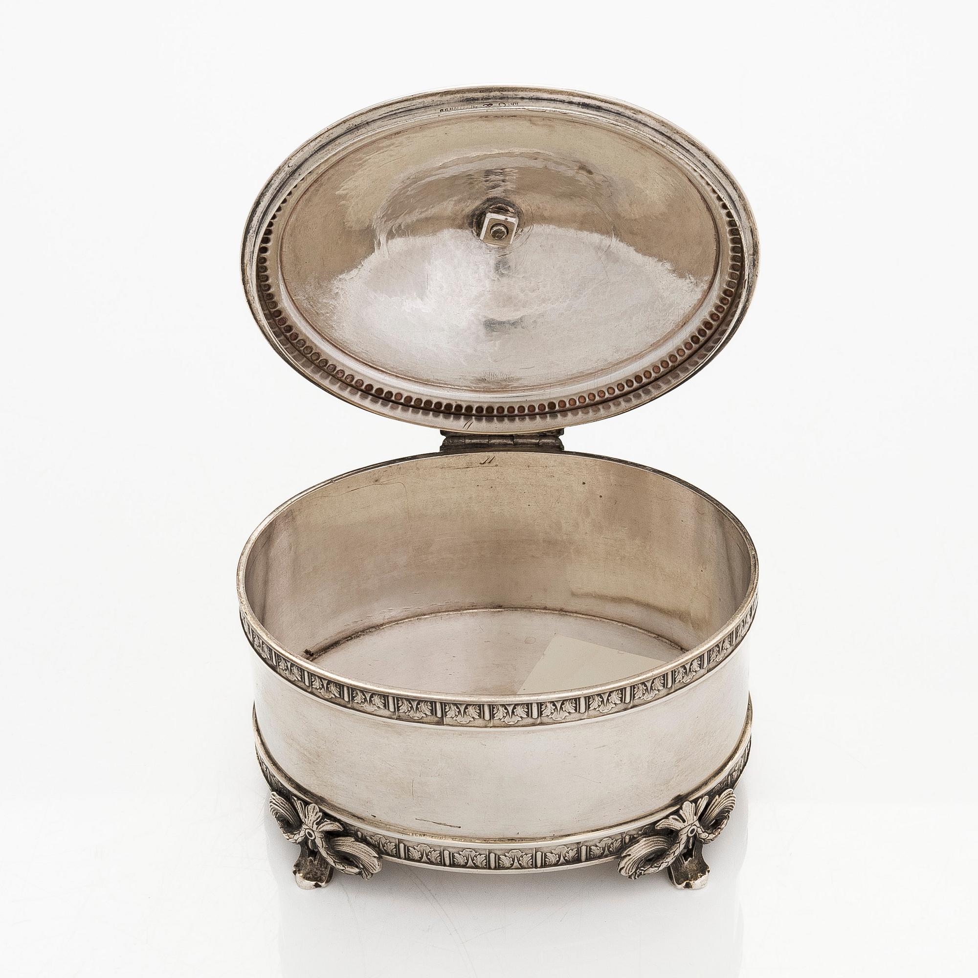 A silver sugar box, C G Hallberg, Stockholm 1898.