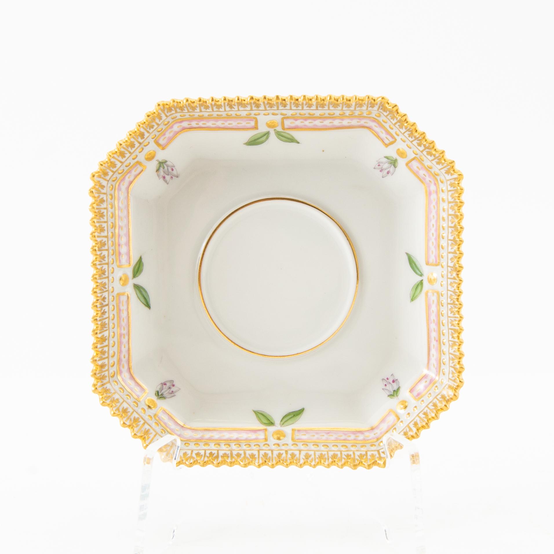 Crèmekopp med lock och fat, porslin, "Flora Danica", Royal Copenhagen, Danmark.