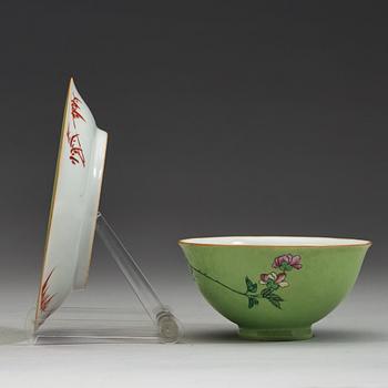 An apple green sgrafitto cup with stand, late Qing dynasty with seal mark (1644-1912).