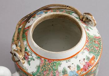 TEKANNA samt FODRAL, porslin respektive metall, Kina, 1800-talets slut.