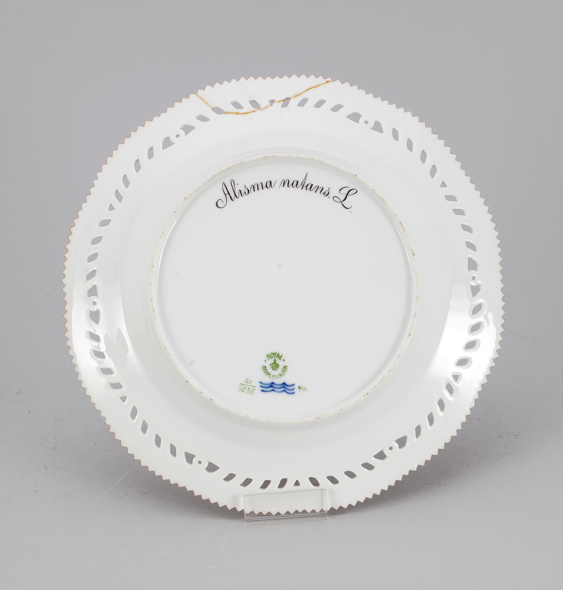GALLERSKÅL MED FAT, porslin, "Flora Danica", Royal Copenhagen.