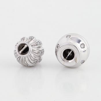 Två lås 18K vitguld med små briljantslipade diamanter.
