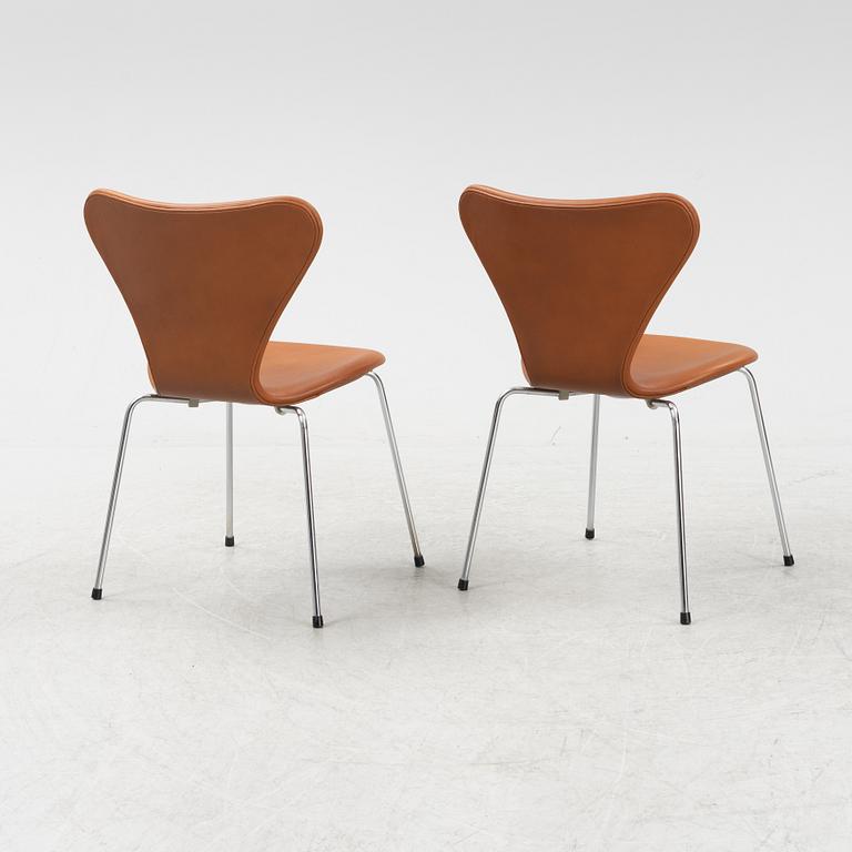 A set of six leather upholstered 'Series 7' chairs by Arne Jacobsen for Fritz Hansen.