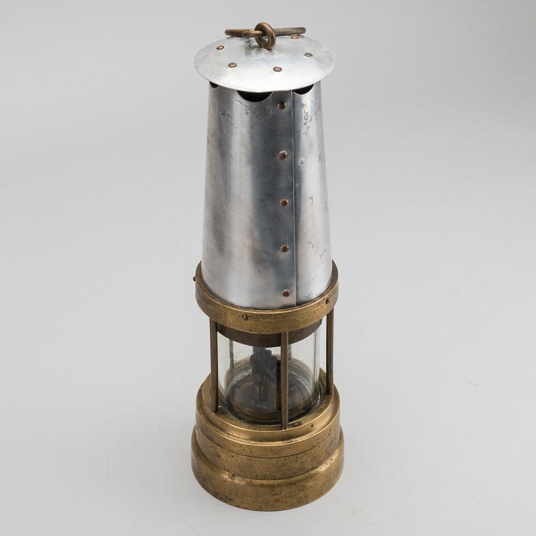 GRUVLYKTA/LAMPA. England 1900-talets mitt.