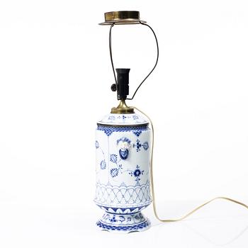 Royal Copenhagen, bordslampa, porslin, "Musselmalet", 1894-1900, Danmark.