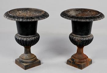 TRÄDGÅRDSURNOR, ett par, 1900-talets första hälft.