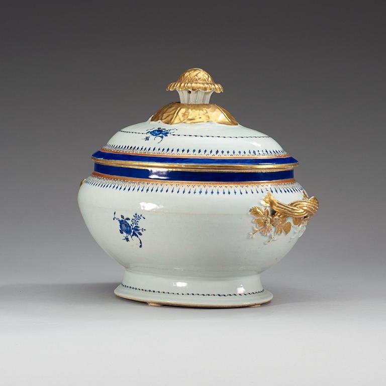 A blue and gold enamelled tureen with cover and stand, Qing dynasty, Jiaqing (1796-1820).