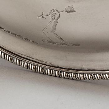 An English 19th century silver serving dish and cover, marked IR London 1844.