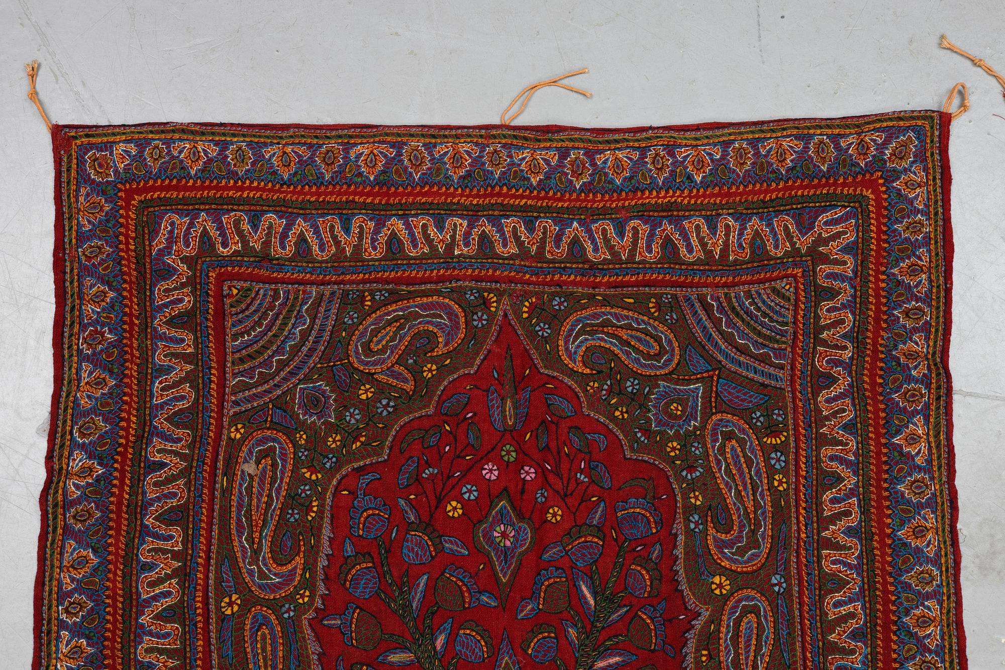 Broderi, ett par, semiantika Pateh Kirman, ca 279 x 88 cm respektive 282 x 84 cm.