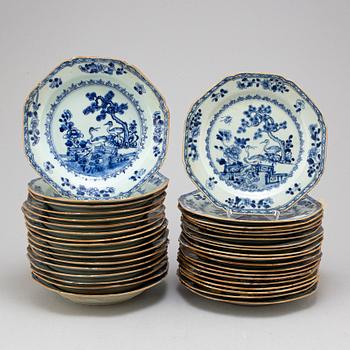 36 blue and white export porcelain dishes/plates, Qing dynasty, Qianlong (1736-95).