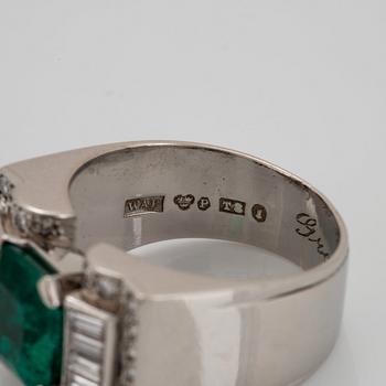 WA Bolin ring platina med en fasettslipad smaragd vikt ca 2.30 ct.