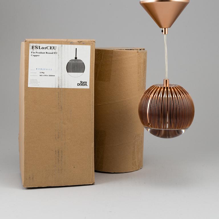 TOM DIXON, taklampor, två stycken, "Fin Pendant Round Copper". En originalkartong medföljer.