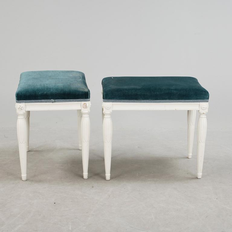 TABURETTER, ett par, gustaviansk stil, modern tillverkning.