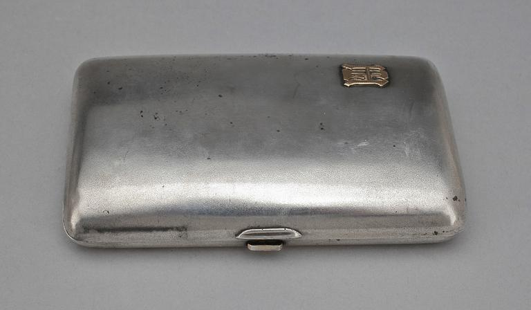 CIGARETTETUI, silver, Helsingfors 1920. Vikt ca 150 gram.