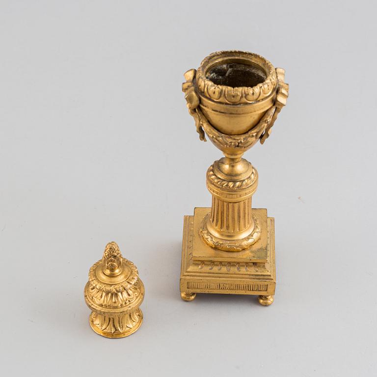 A pair of Empire style bronze cassolettes, 19/20th Century.