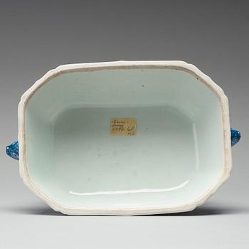 A blue and white tureen with cover, Qing dynasty, Qianlong (1736-95).