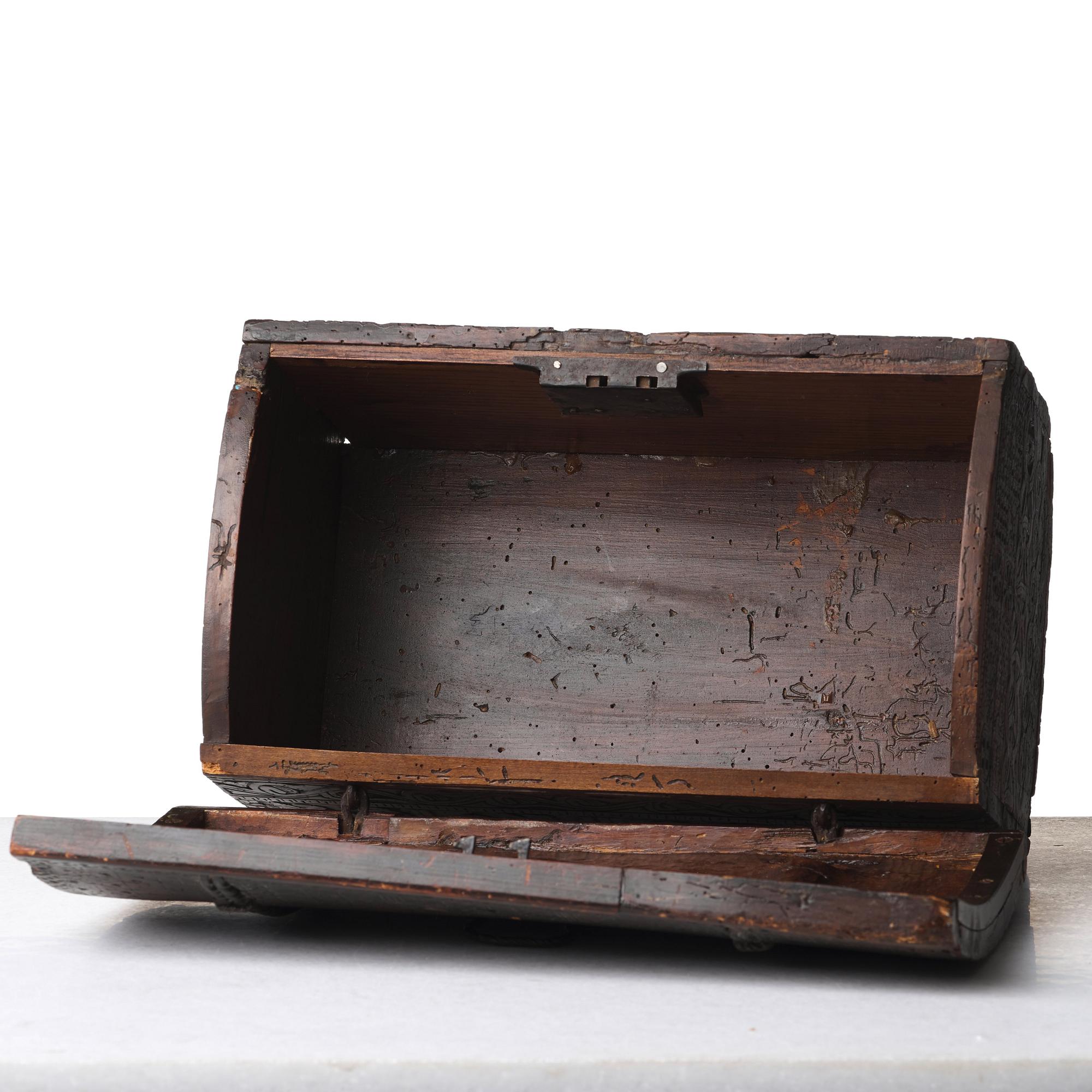A casket and lid, C14 dated, second half of the 17th century.