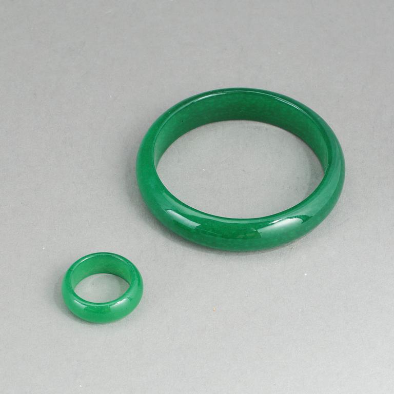 RING OCH ARMRING, behandlad nefrit/jade.