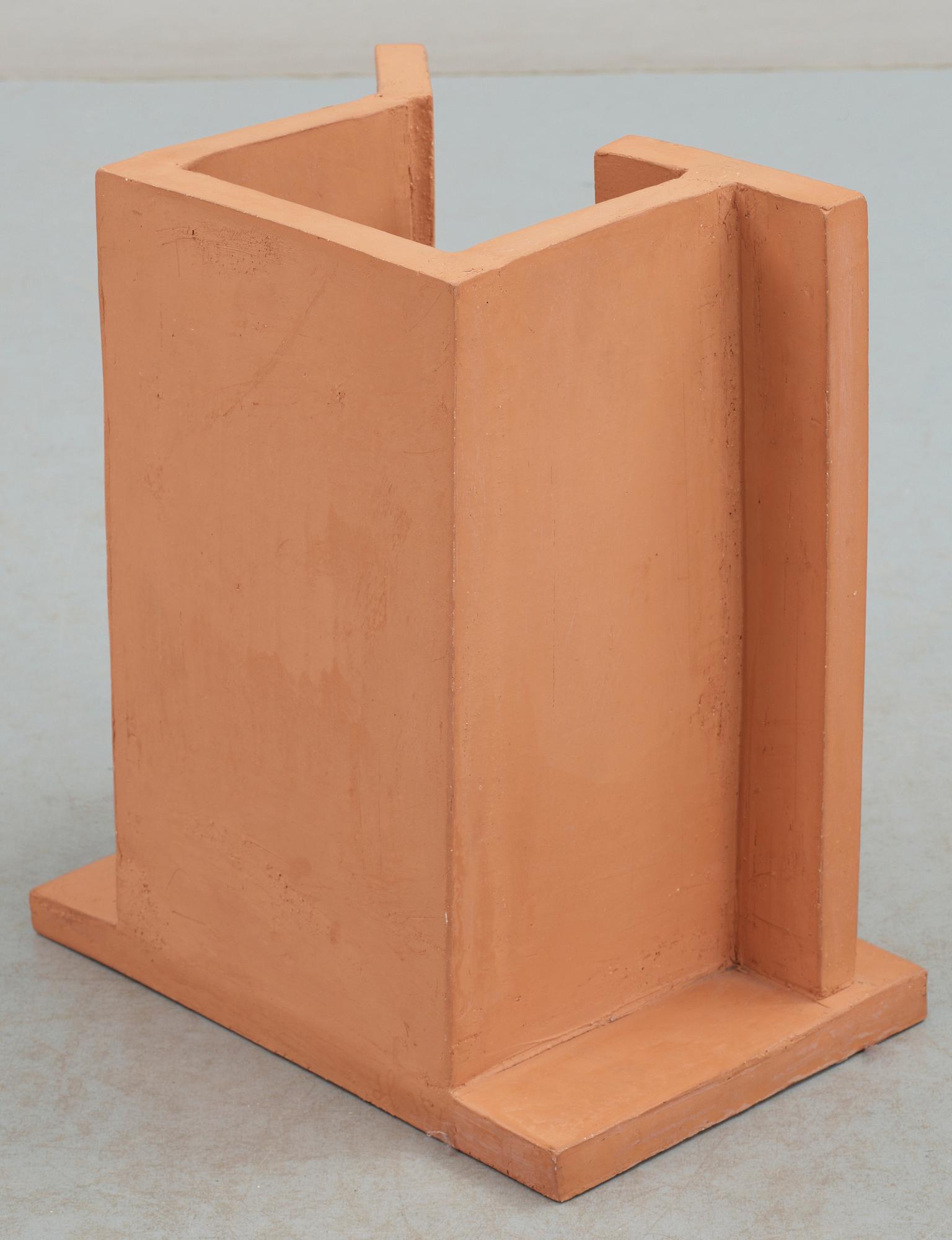 HERTA HILLFON, lergods, "Arkitektskåp" monogramsign o numr 35/40 samt dat -91.