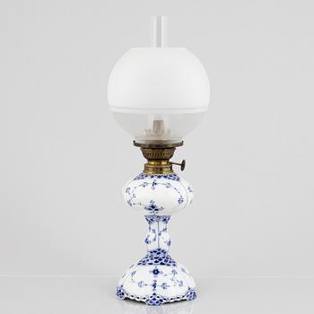 Fotogenlampa, porslin, Royal Copenhagen, "Musselmalet helblond", modell 426, 1898-1923.