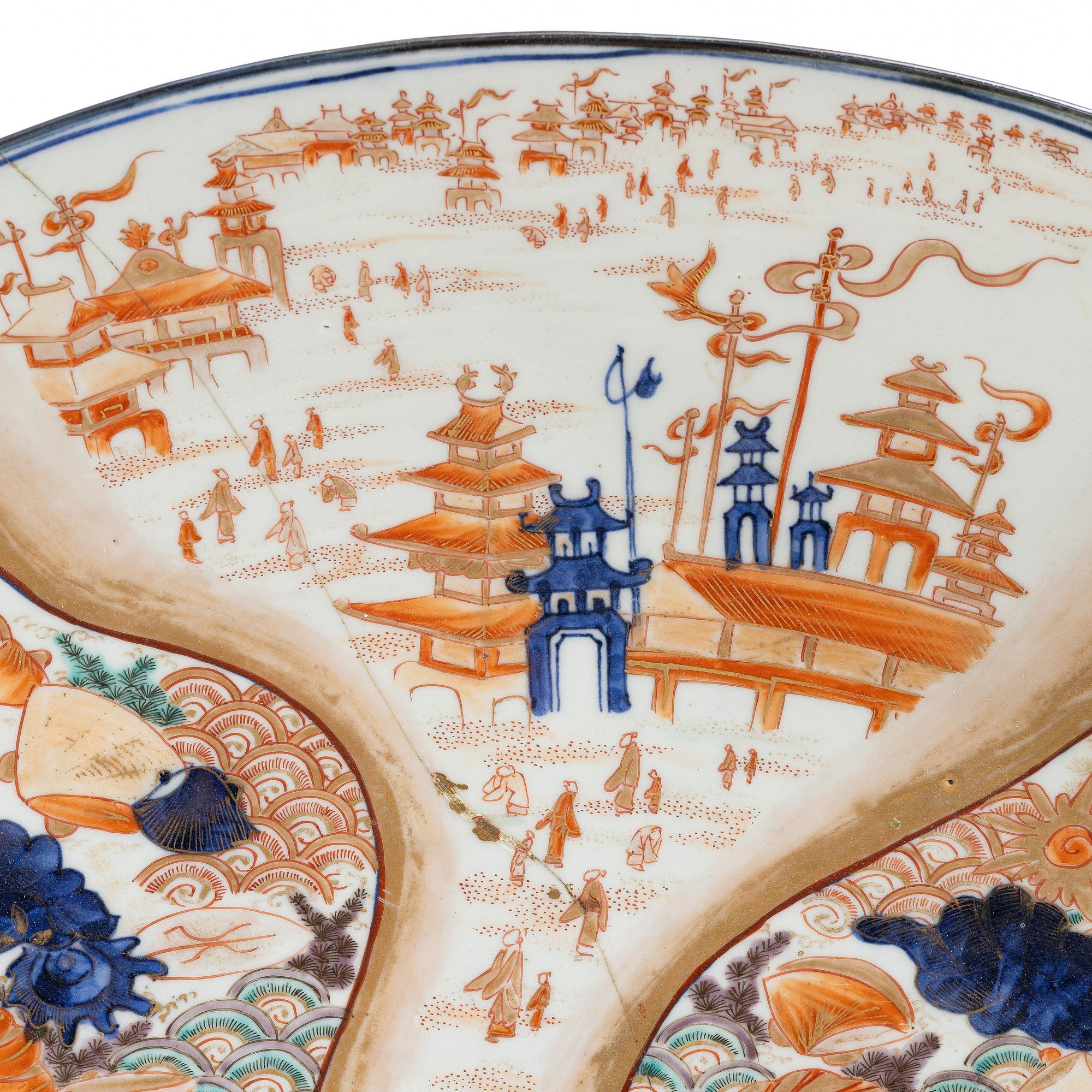 A massive Japanese imari charger, Meiji period (1868-1912). Signed.