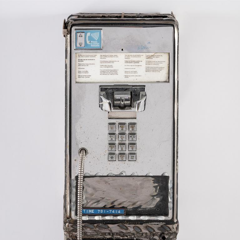 Jason Matthew Lee, hårddiskmagneter, djurfälla, modifierad betaltelefon. Utförd 2017.