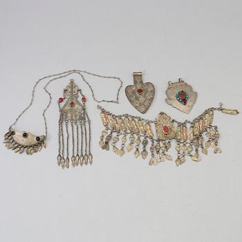 Five tibetan/chinese decorpieces, low halt silver, metal and stone, 20th century.