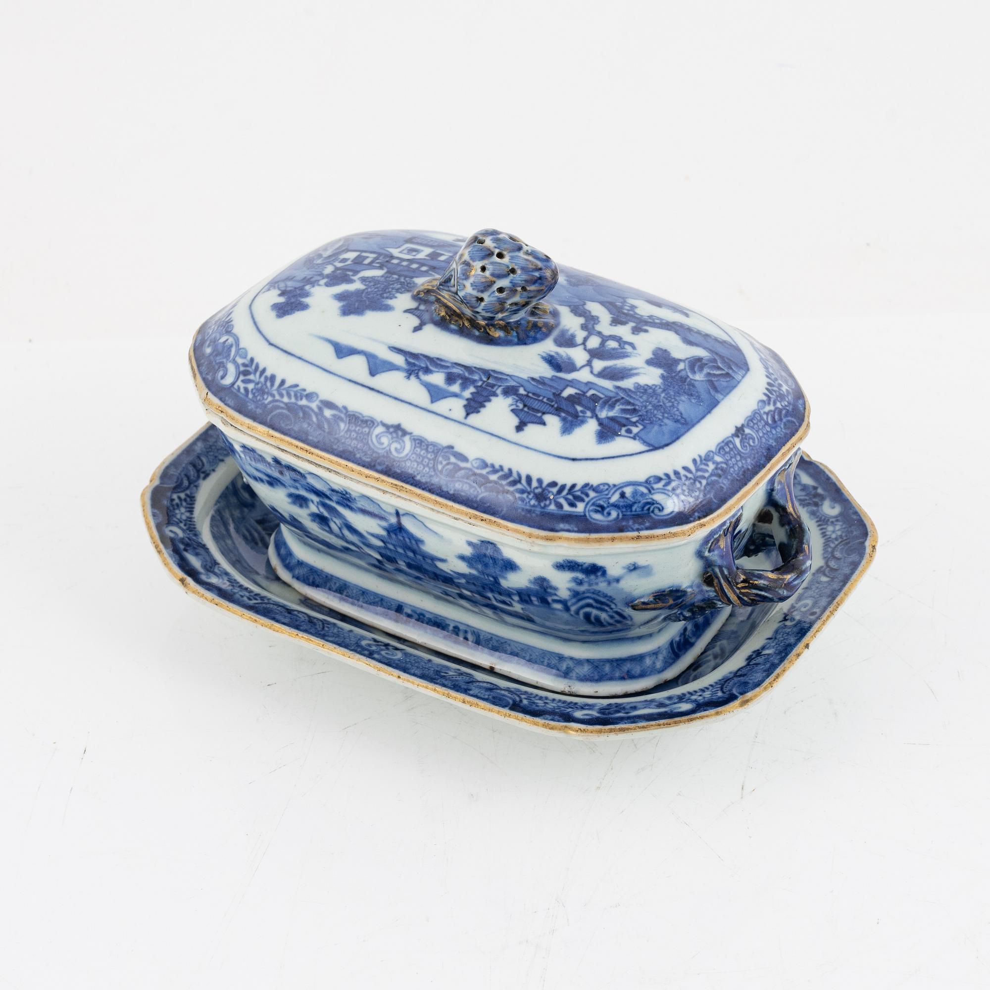Smörterrin med lock och fat, porslin, Kina, Qingdynastin, Qianlong (1736-95).