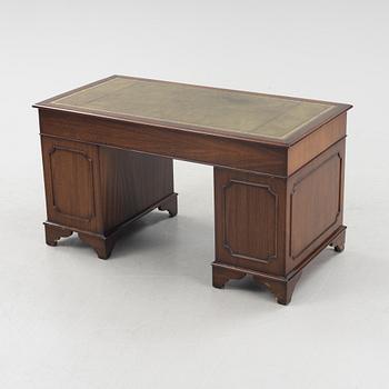 Skrivbord, engelskt, 1900-talets andra hälft.