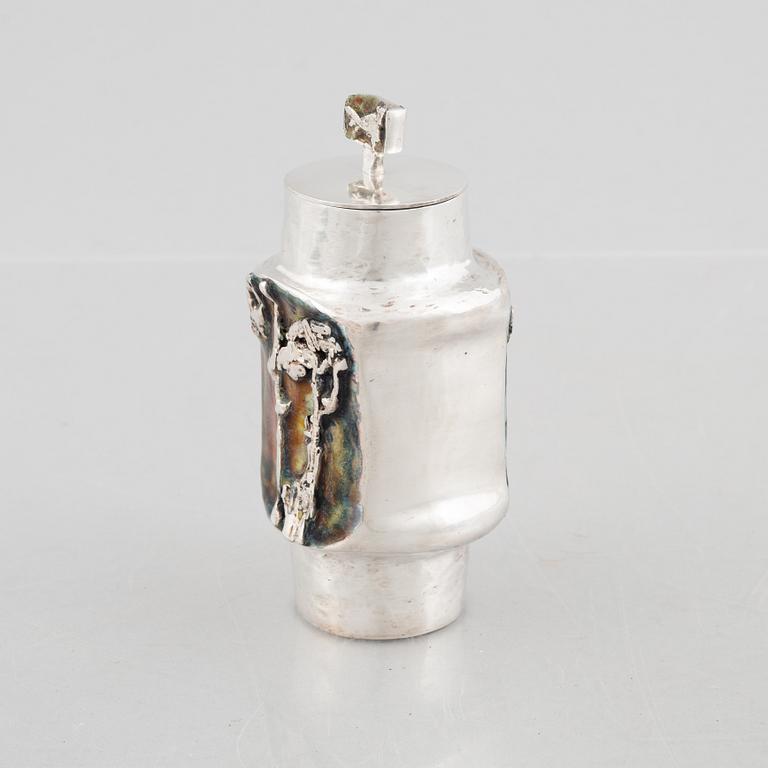 Lars Arby, dosa med lock, sterling silver och emalj, Göteborg 1978.