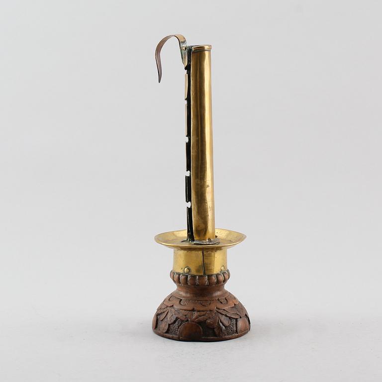 LJUSSTAKE, trä och mässing, 1700-tal.
