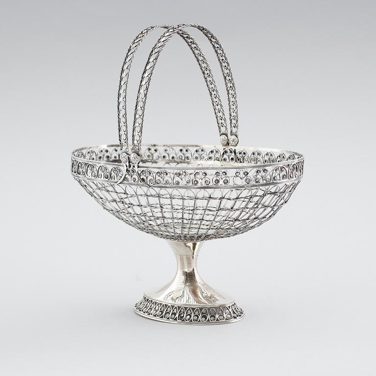 KORG, silver, Johan Carlsson, Norrköping 1821. Vikt ca 600 gram.