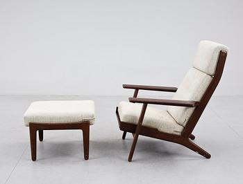 FÅTÖLJ med FOTPALL, modell GE-290A, Hans J Wegner, Danmark. 1900-talets mitt.