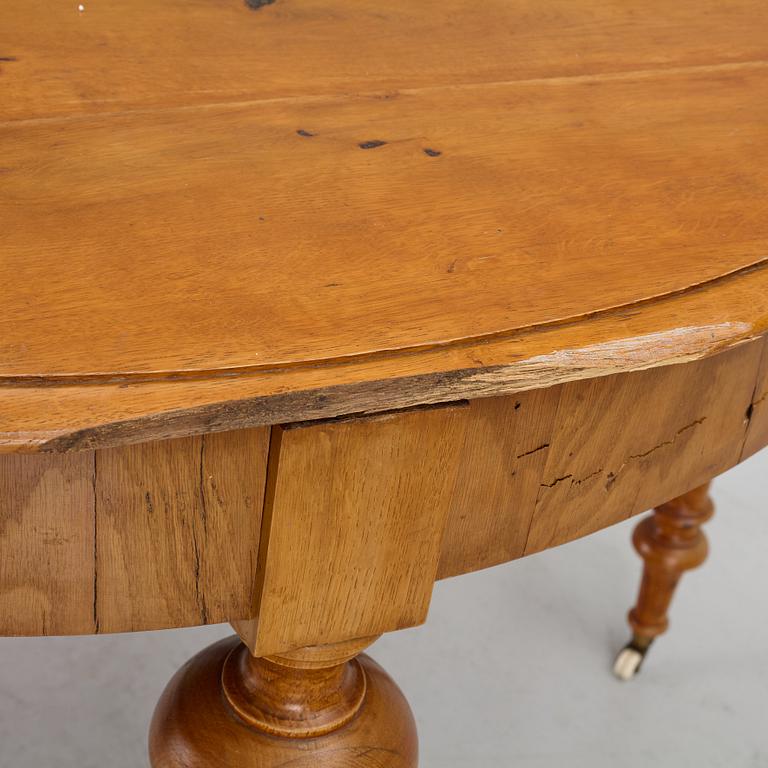 A late 19th century dining table.