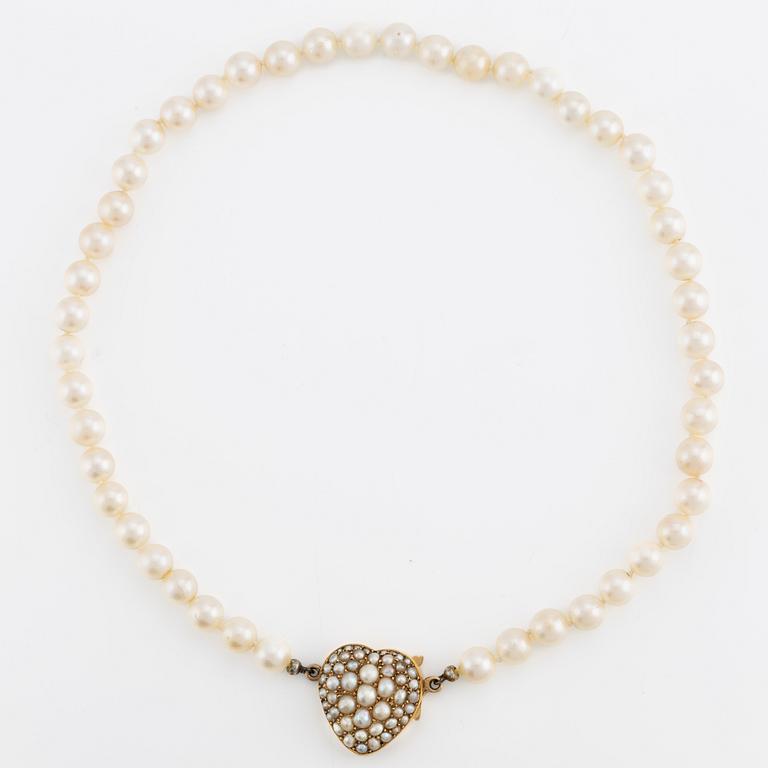 Pearl necklace, cultured pearls, clasp heart-shaped in gold with pearls.