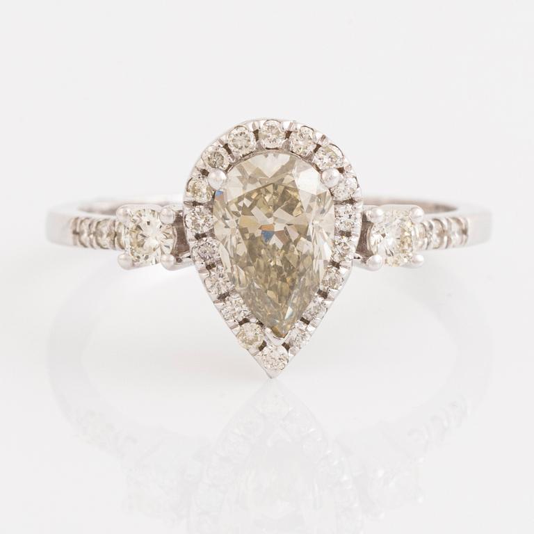 14K white gold and 1,04 ct pear shaped diamond ring. With AIG certificate.