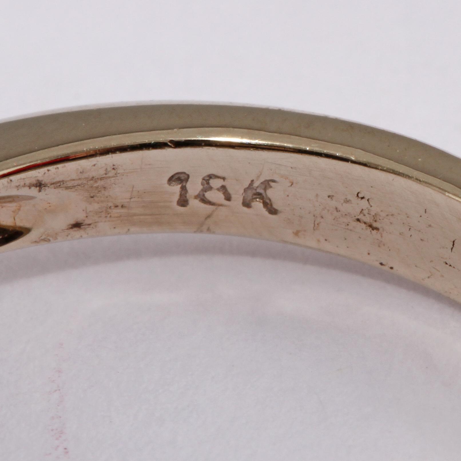 RING, 18k vitguld med briljantslipad diamant ca 0.45 ct samt 2 fasettslipade blå safirer. Vikt 3 g.