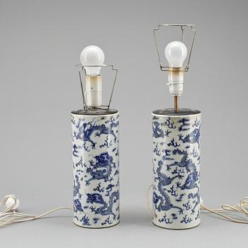 VASER/BORDSLAMPOR, ett par, porslin, Kina, 1800/1900-tal.