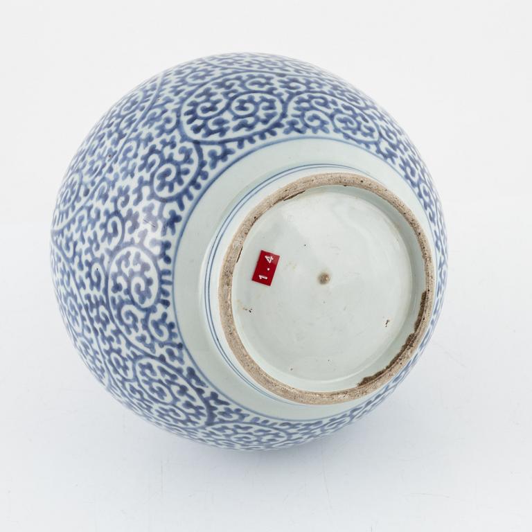 A blue and white Japanese vase, Edo period (1666-1868).