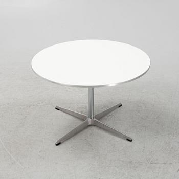 Arne Jacobsen, Bruno Mathsson & Piet Hein, soffbord, modell "A222", Fritz Hansen, Danmark, 2002.