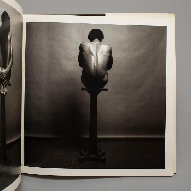 FOTOBÖCKER, 2 st Robert Mapplethorpe.