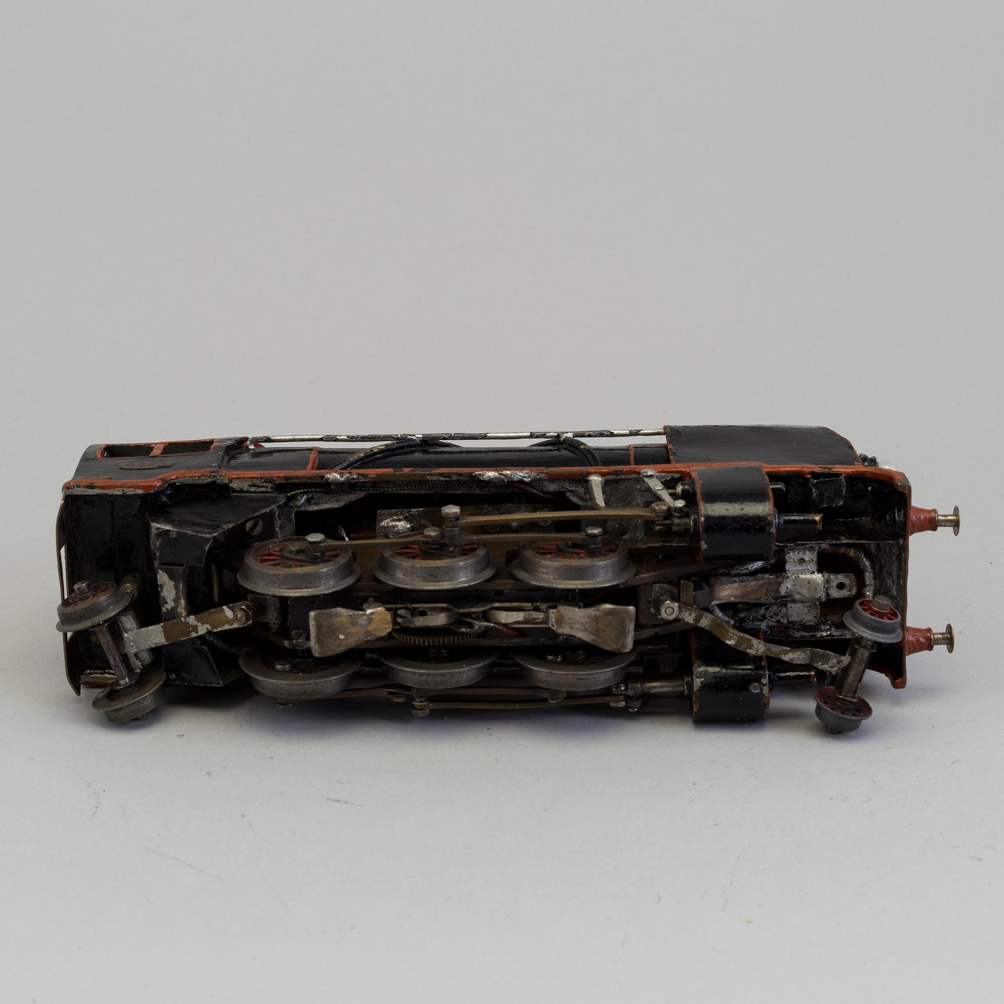 18 parts of modelltrains including Märklin, Bing Wercke, Karl Bub Germany, first half of the 20th century.
