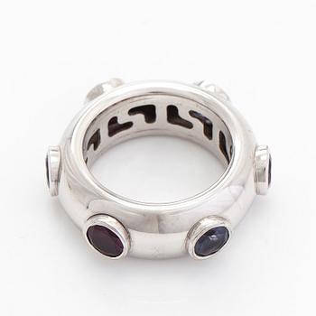 An 18K white gold ring with garnets and cordierites.