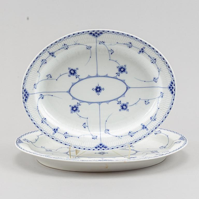 Royal Copenhagen, mat- samt kaffeservis, 85 delar, porslin. "Musselmalet", Danmark, 1900-tal.