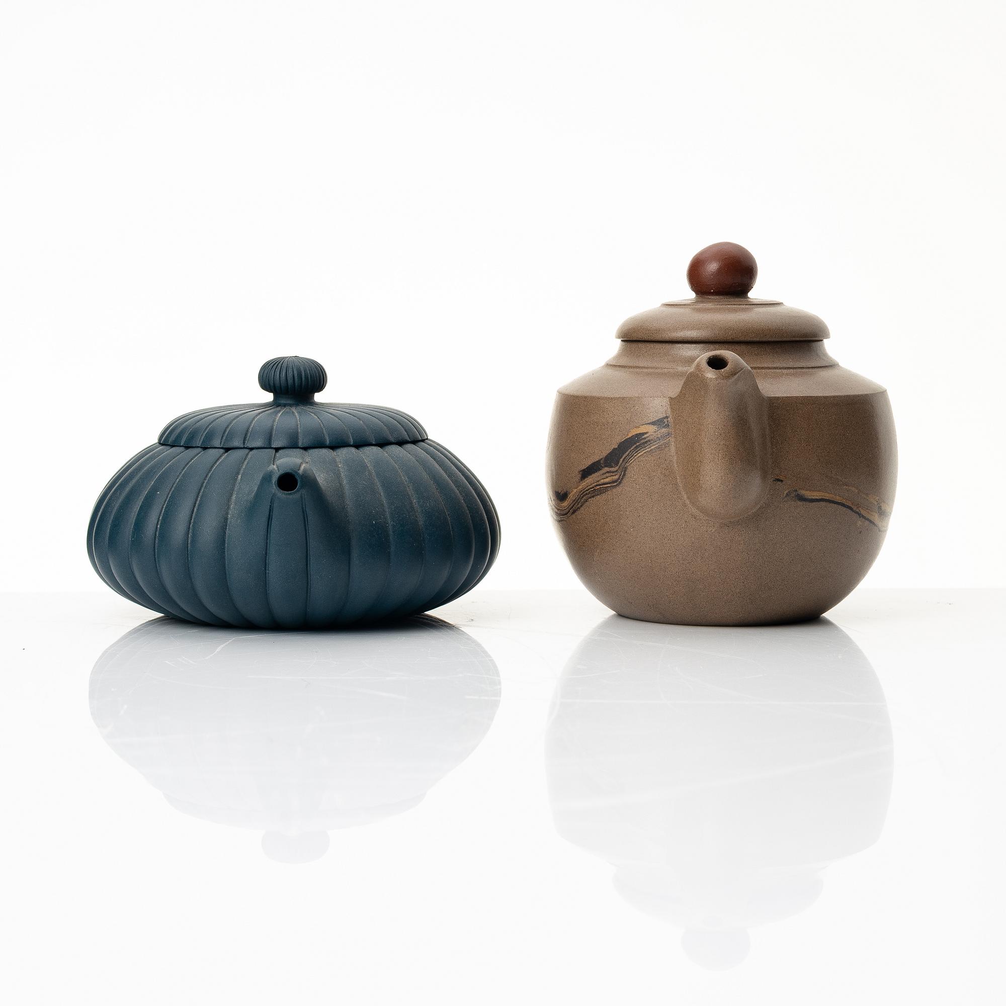 Two Chinese yixing teapots attributed to Gao Jianfang (b. 1956), China 1980s.