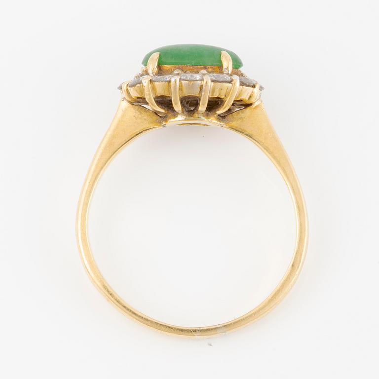 Ring, 18K gold with cabochon-cut chrysoprase and brilliant-cut diamonds.