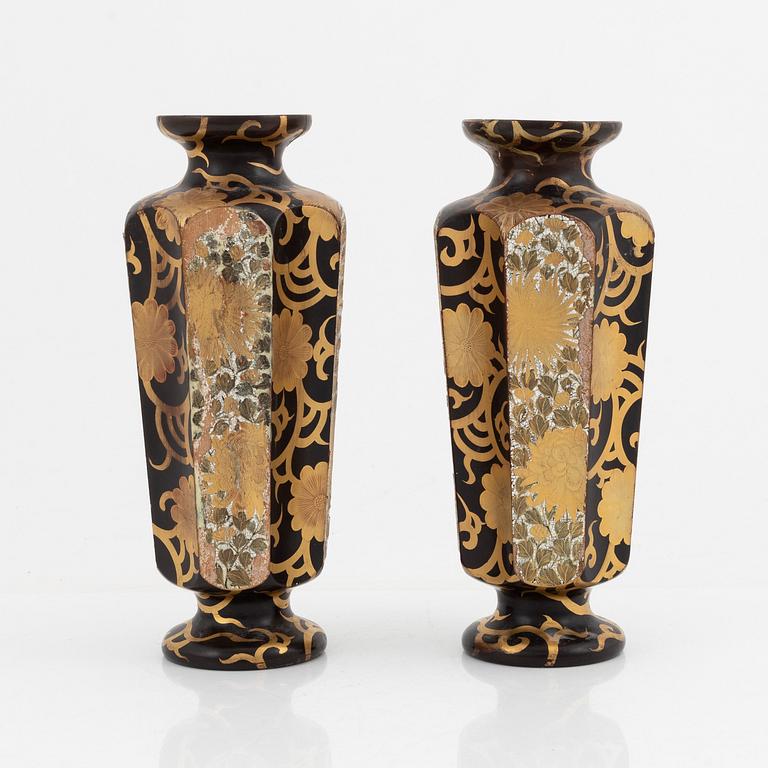 A pair of Japanese lacquered vases, Meiji period (1868-1912).