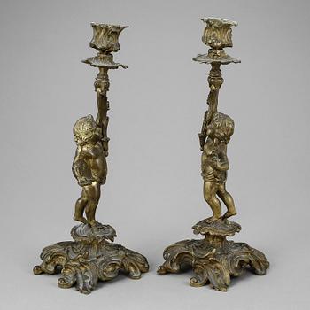 LJUSSTAKAR, ett par, patinerad brons, nyrokoko, 1800-talets slut.