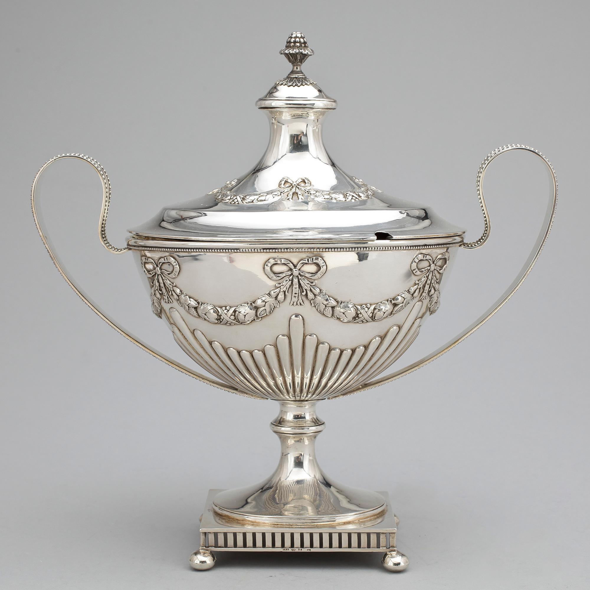 SOCKERSKÅL MED LOCK OCH SKED, silver, Gustaviansk stil, C G Hallberg, Stockholm, 1903. Total vikt ca 623 g.