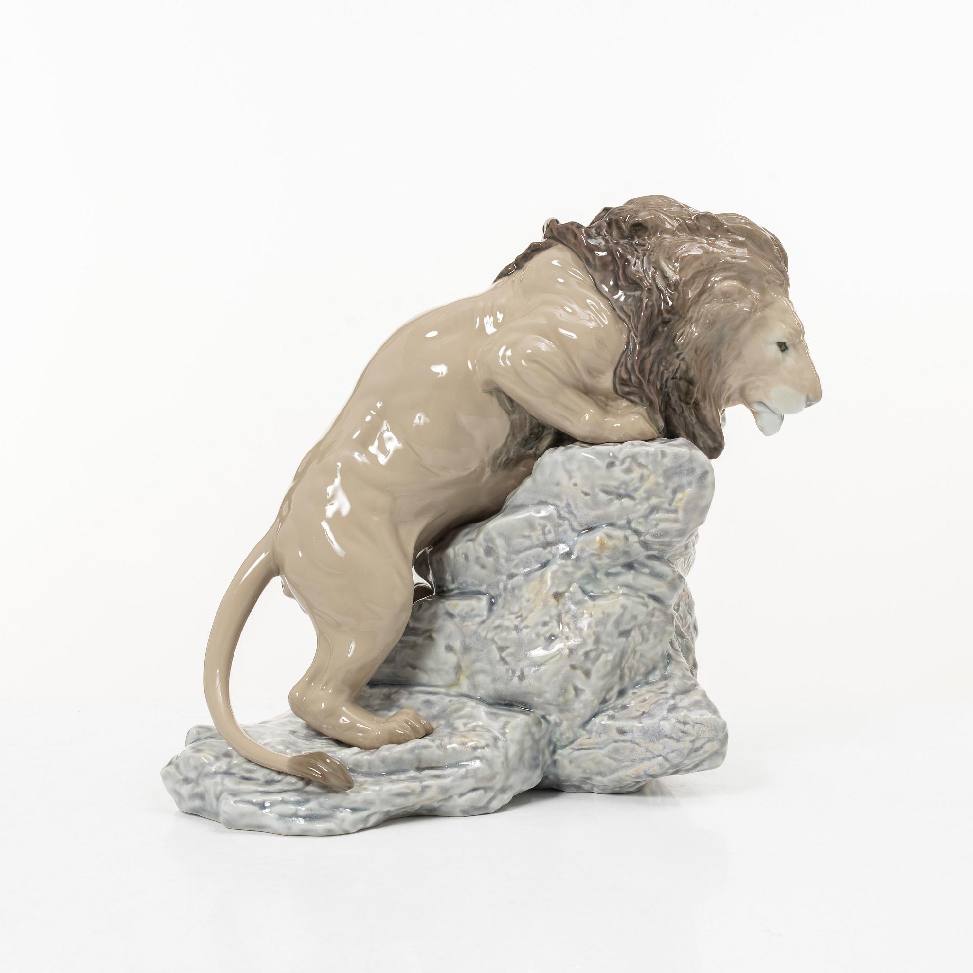 Lladró, figurin, "Lion pouncing", Spanien.